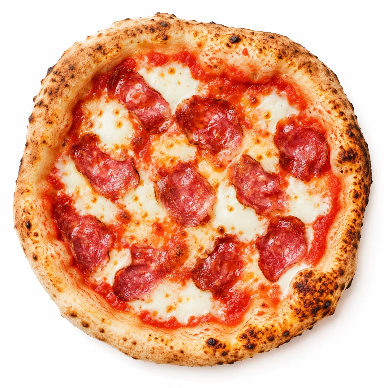 Neapolitanische Pizza mit Tomatensoße, Mozzarella und Salami, frisch aus dem Ofen